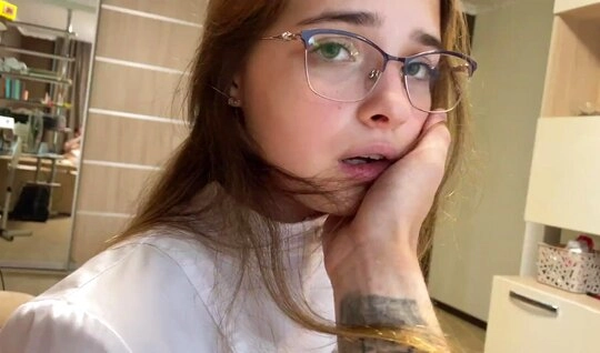 Если не хватает денег на эскортницу, то смело вызывай молодую врачиху на дом...