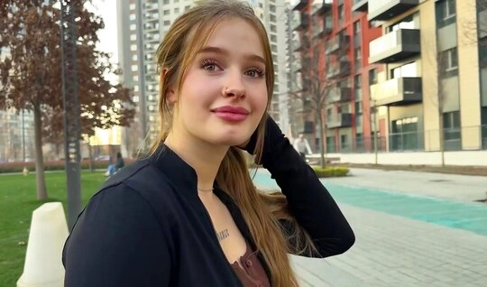 Лучший способ затащить в постель студентку-это предложить ей денег...