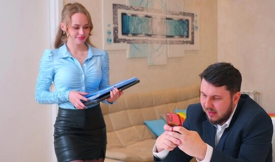 Секретарша в первый же день работы ублажает своего шефа сексом в командировке...